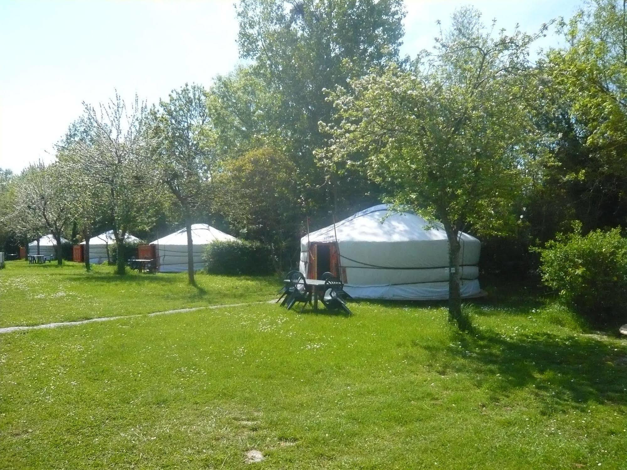 Le Village Insolite Yourte Et Roulotte Saint-Benoit-des-Ondes Exterior photo